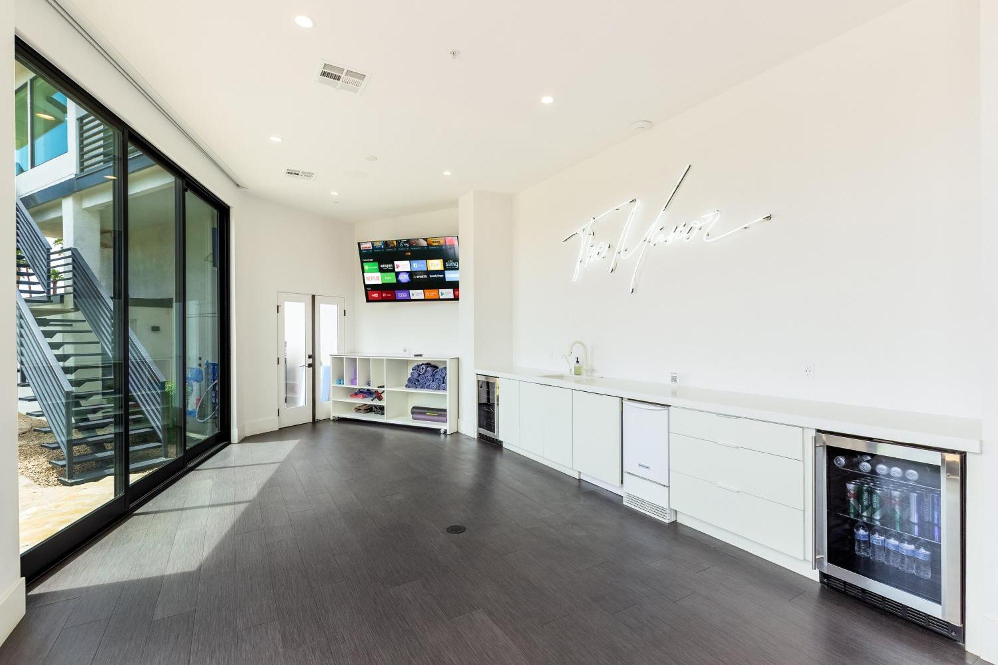 Camelback Mountain Mansion - Micro-resort, Views, Golf, Heated Pool, Game