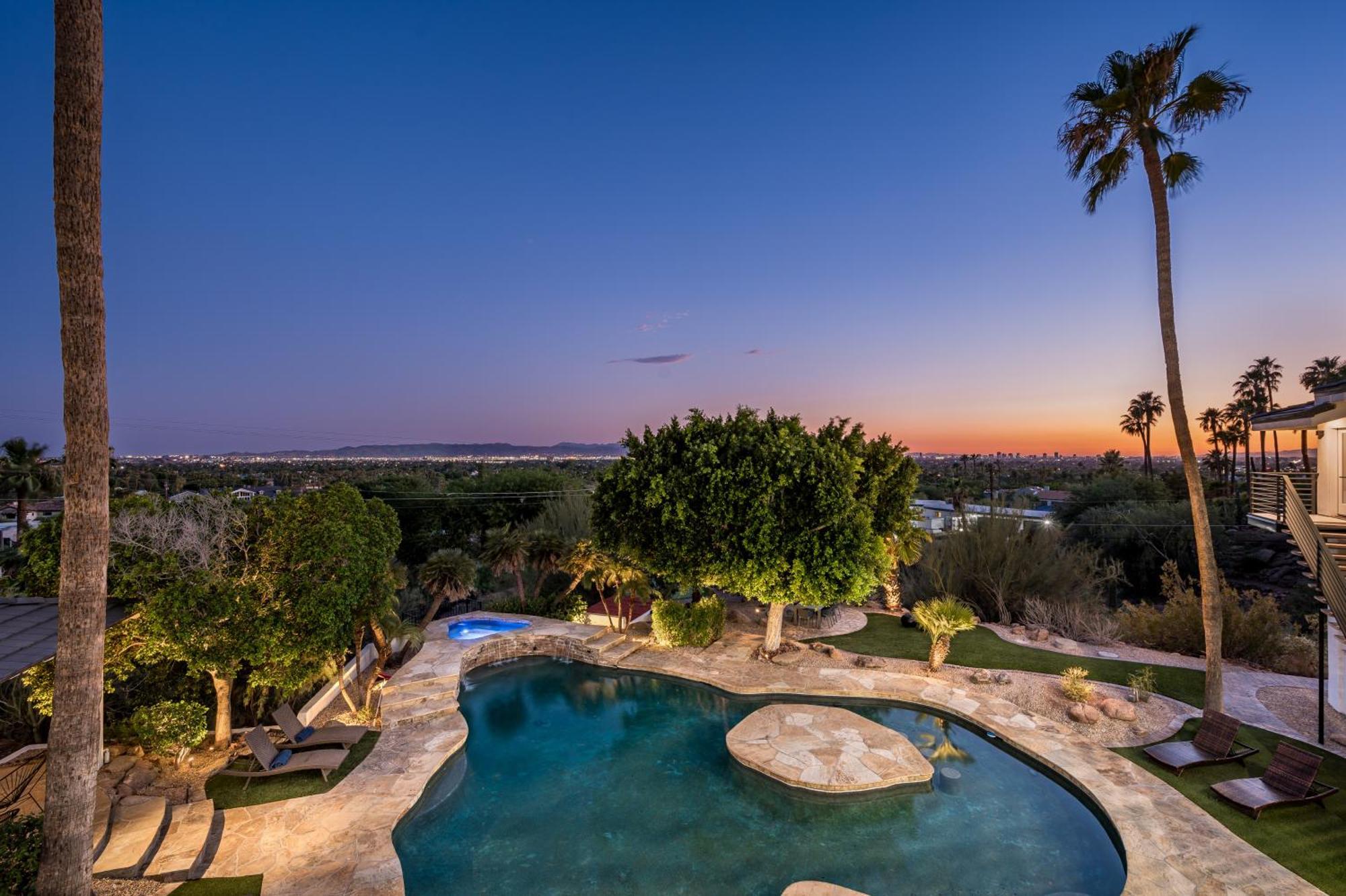 Camelback Mountain Mansion - Micro-resort, Views, Golf, Heated Pool, Game Holiday home Phoenix