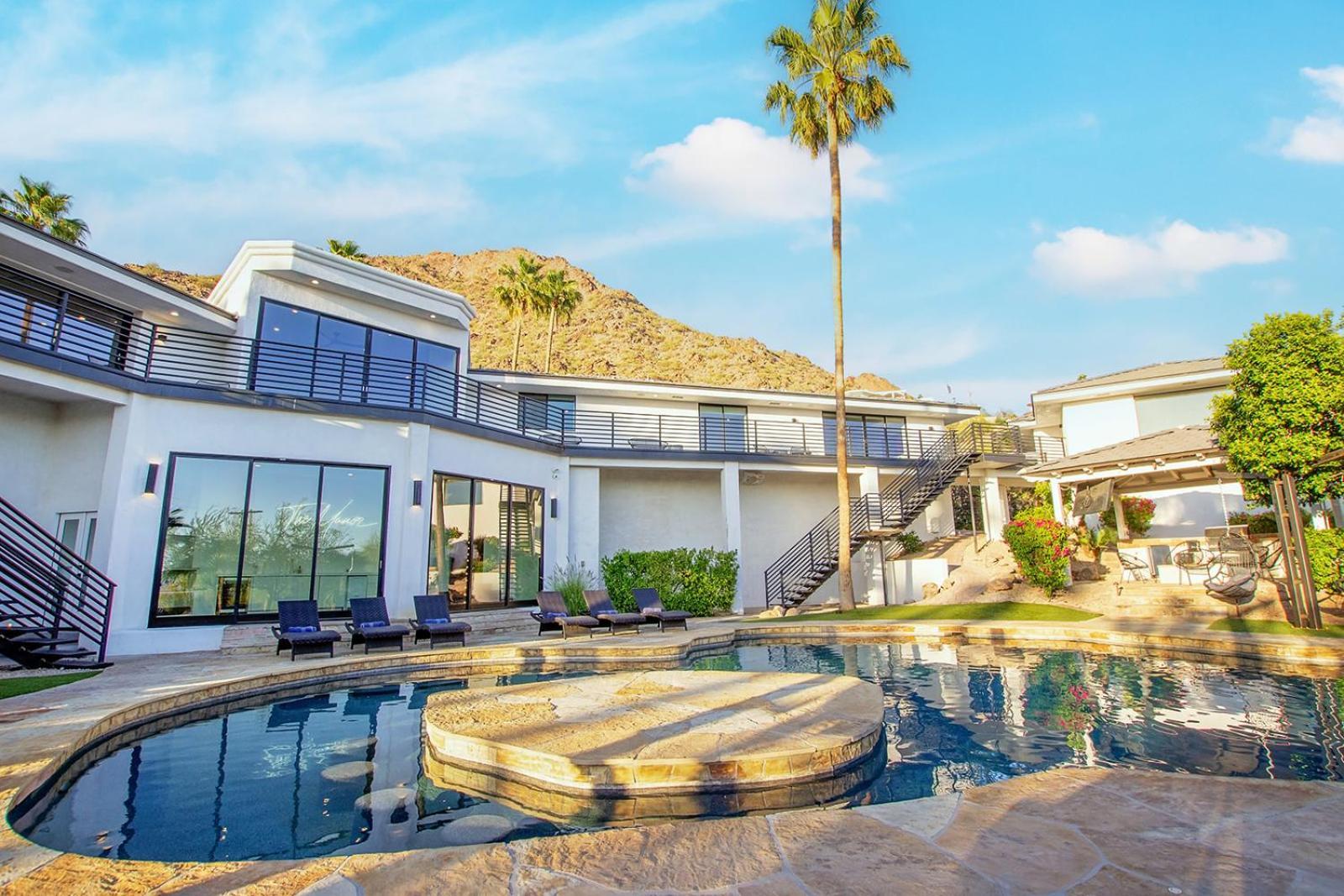 Holiday home Camelback Mountain Mansion - Micro-resort, Views, Golf, Heated Pool, Game